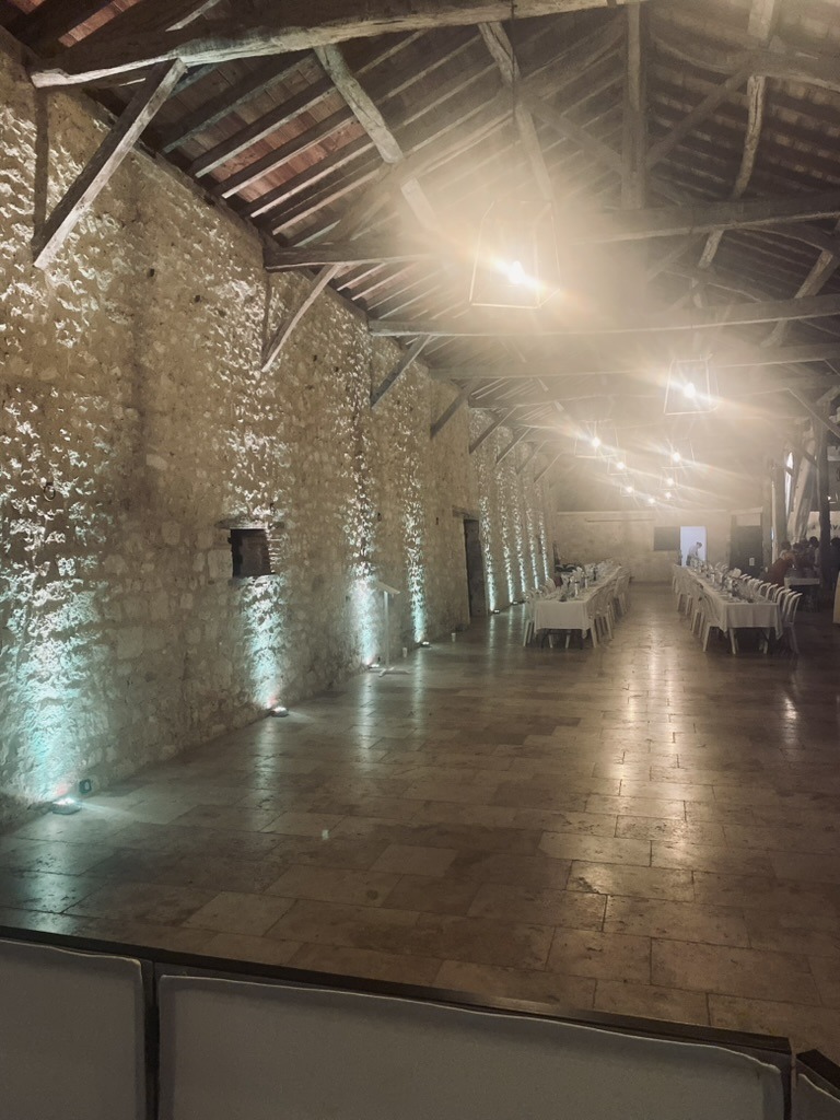 Salle en pierre avec éclairage d’ambiance LED cyan et lanternes