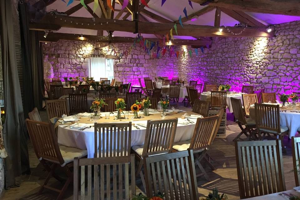 Salle de réception de mariage mise en lumière par l’éclairage d’ambiance LED de FDMUSIK